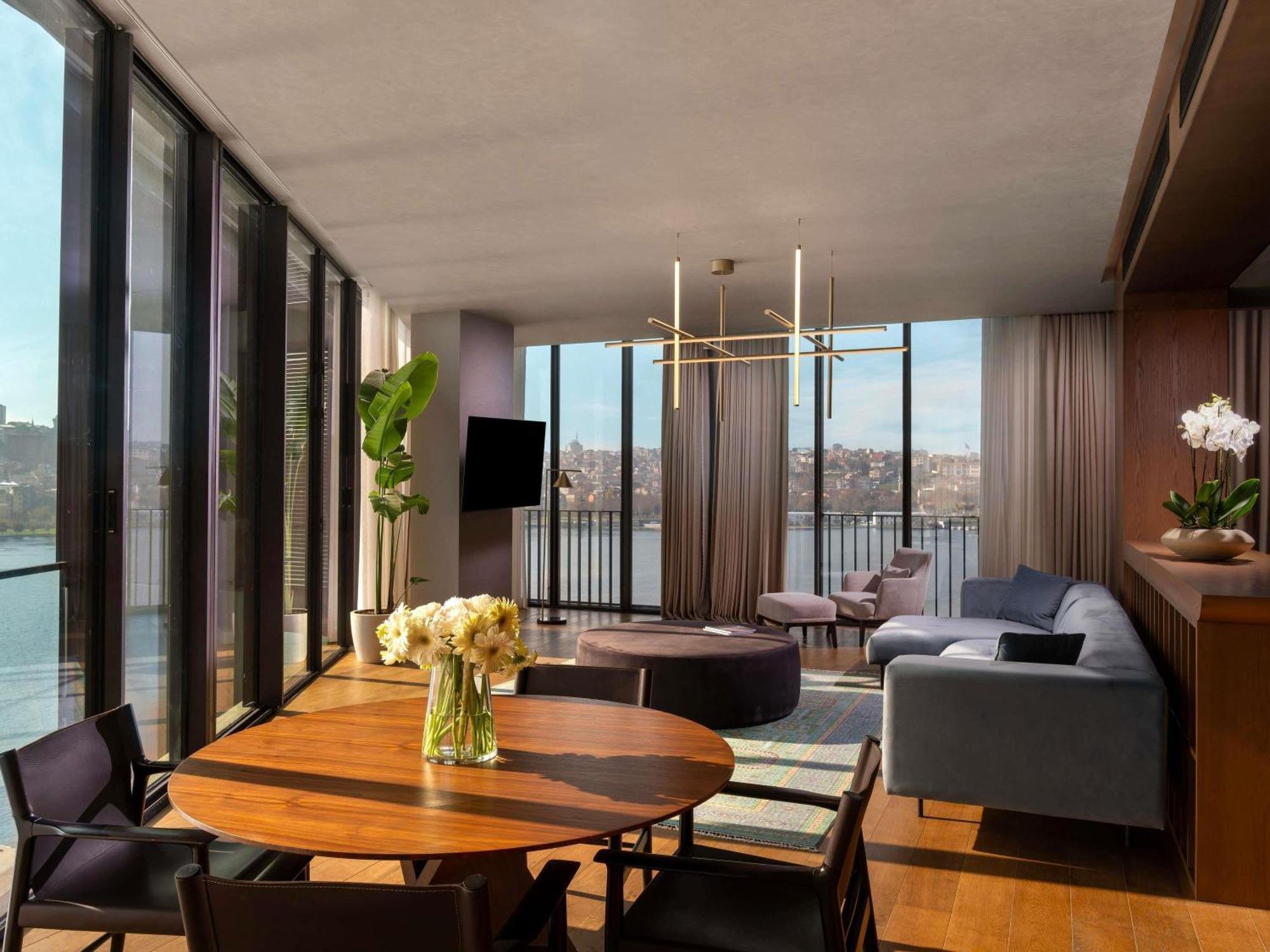 One-Bedroom Duplex Terrace Suite Sea View Butler Service