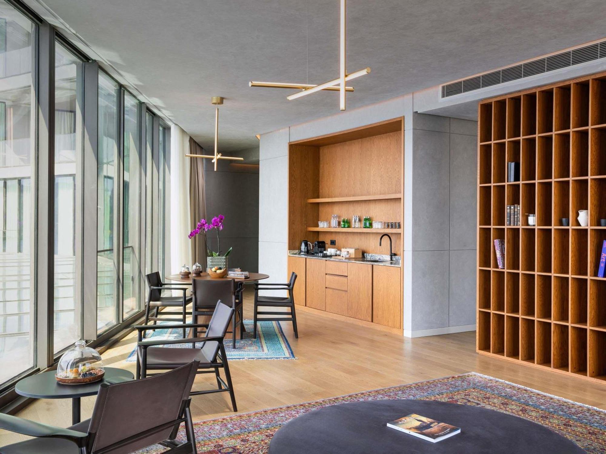 One-Bedroom Corner Suite Sea View Butler Service
