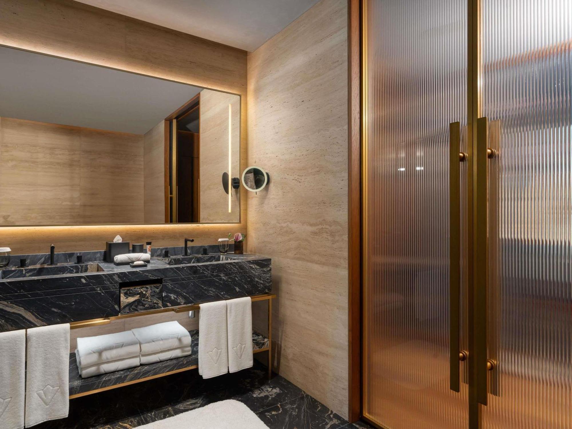 One-Bedroom Corner Suite Sea View Butler Service