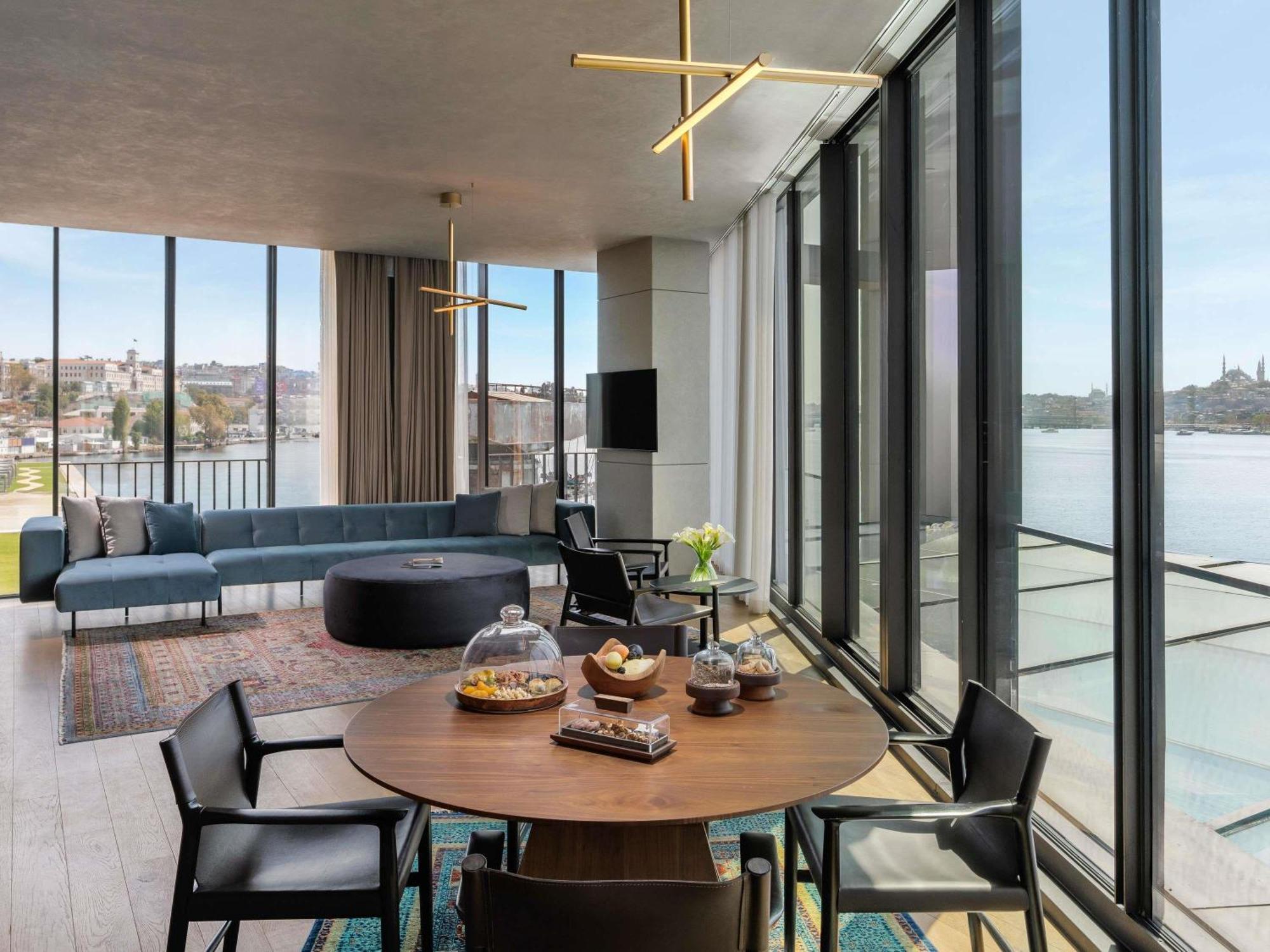 One-Bedroom Corner Suite Sea View Butler Service