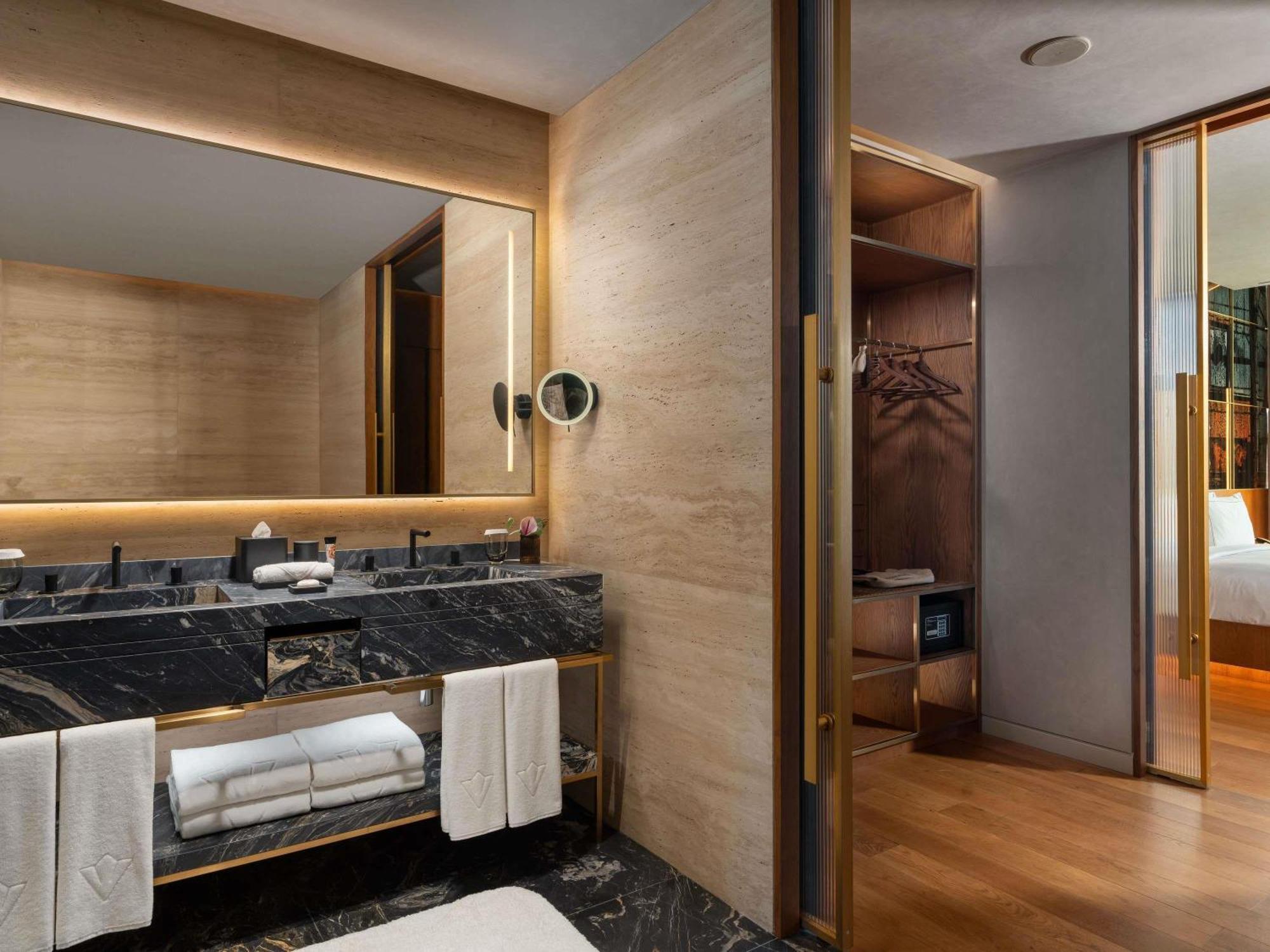 One-Bedroom Corner Suite Sea View Butler Service