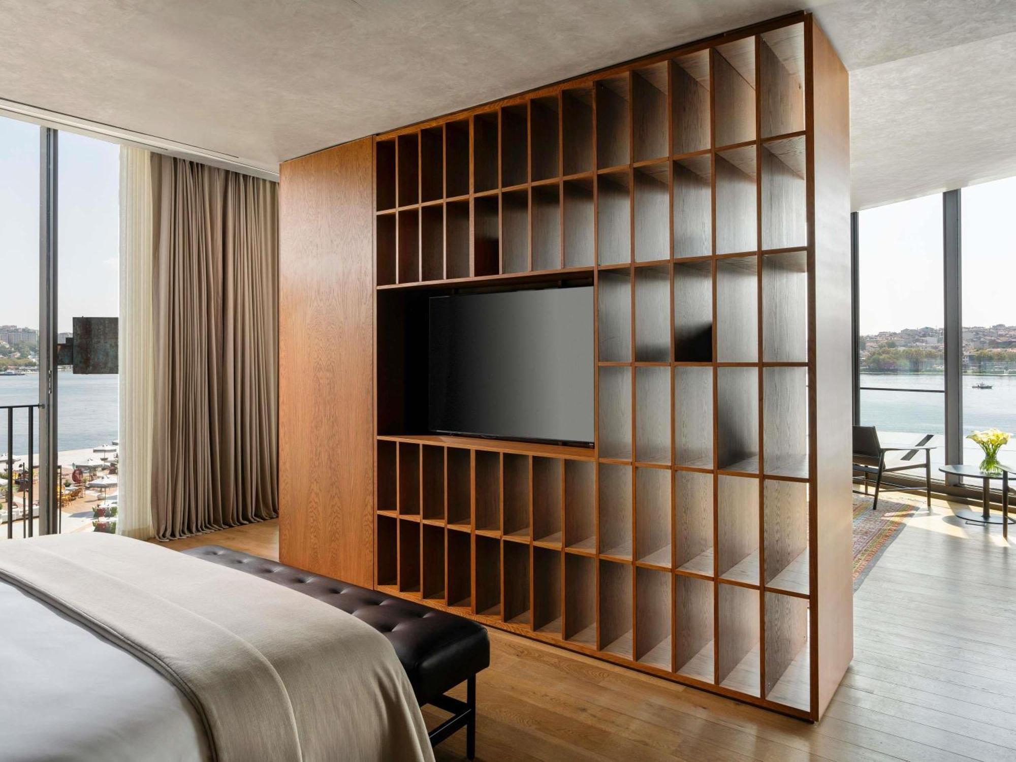 One-Bedroom Corner Suite Sea View Butler Service