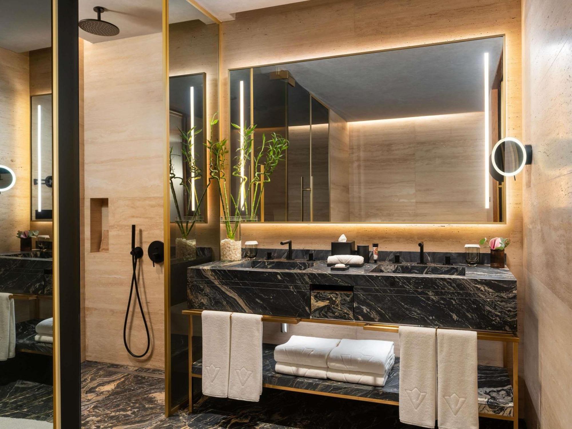 One-Bedroom Corner Suite Sea View Butler Service
